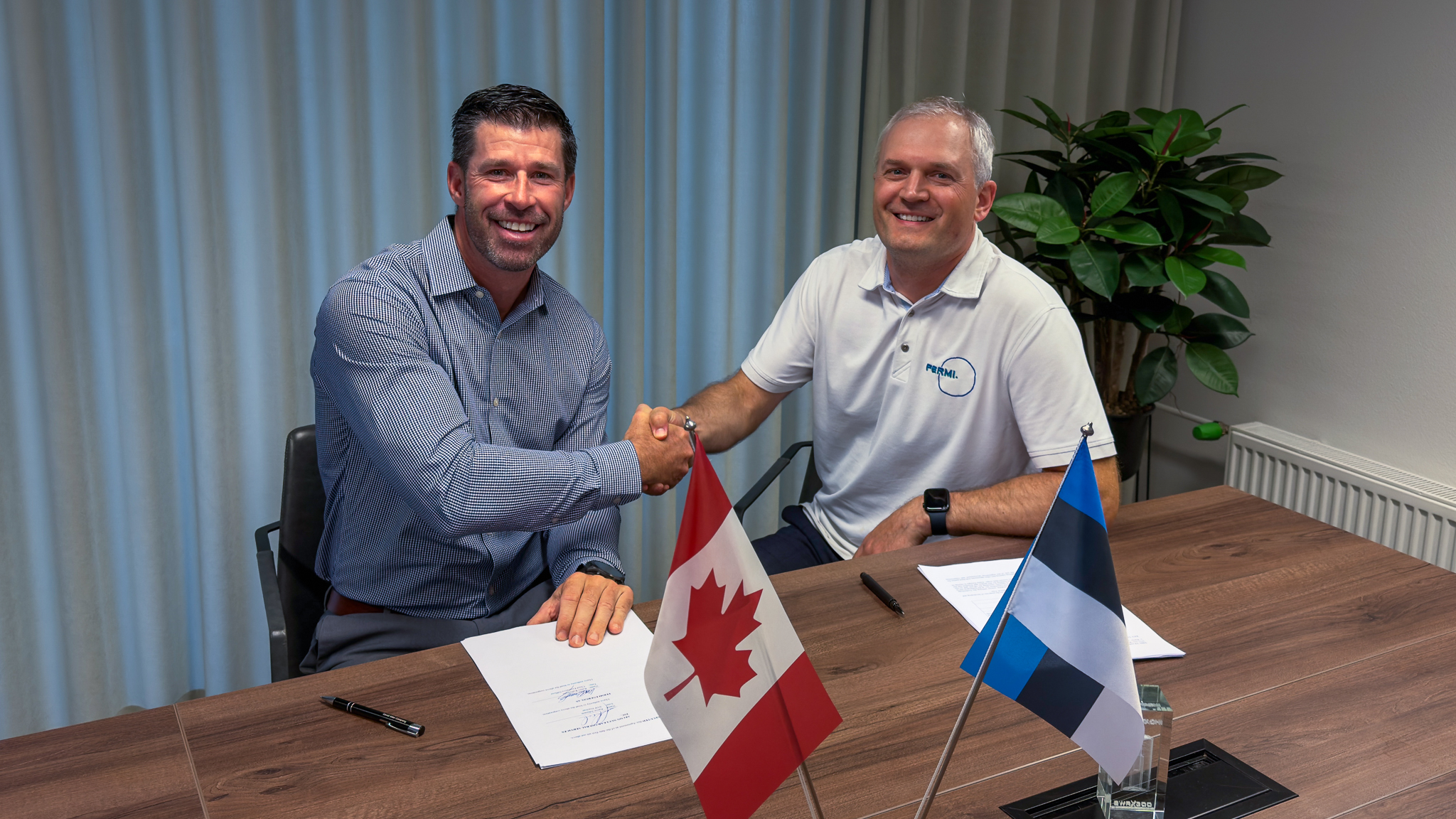 Allkirjastamine Tallinnas. Vasakul Greg Thede (Aecon Group Inc. asepresident), paremal Kalev Kallemets (Fermi Energia tegevjuht)